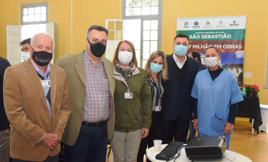 O secretário de Estado da Saúde, Beto Preto assinou a ordem de serviço nesta quinta-feira (16) que autoriza o início imediato de reformas de reparo no Hospital Regional da Lapa São Sebastião (HRLSS).  -  Curitiba, 16/09/2021  -  Foto: Américo Antonio/SESA