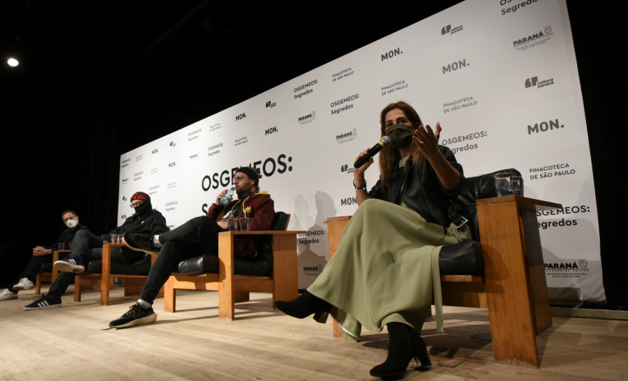 Foi no auditório do Museu Oscar Niemeyer que os irmãos Gustavo Pandolfo e Otávio Pandolfo, OSGEMEOS, receberam a imprensa para uma entrevista coletiva nesta quinta-feira (16). Acompanhados da diretora-presidente do MON, Juliana Vosnika e do curador  Pinacoteca de São Paulo, Jochen Voltz eles falaram sobre a carreira e a organização da exposição que entra em cartaz neste sábado (18). Foto: Kraw Penas/SECC