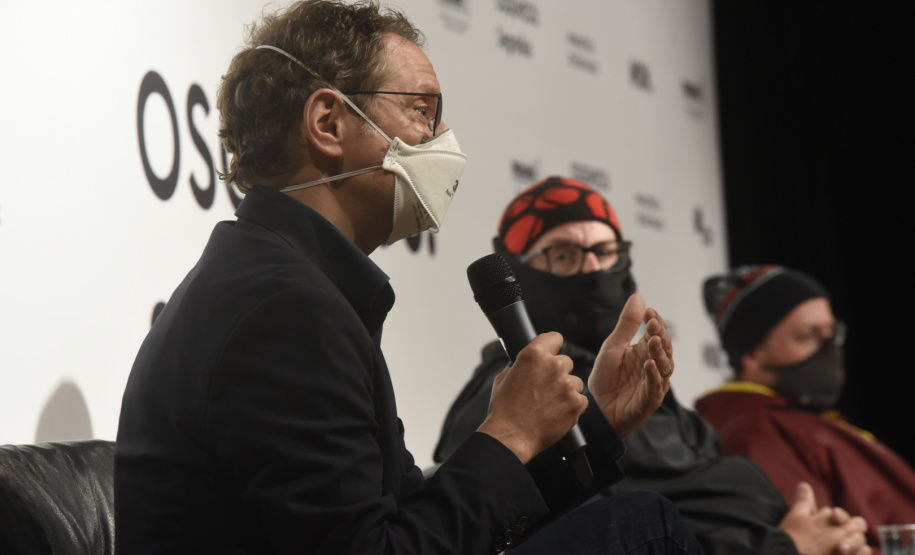 Foi no auditório do Museu Oscar Niemeyer que os irmãos Gustavo Pandolfo e Otávio Pandolfo, OSGEMEOS, receberam a imprensa para uma entrevista coletiva nesta quinta-feira (16). Acompanhados da diretora-presidente do MON, Juliana Vosnika e do curador  Pinacoteca de São Paulo, Jochen Voltz eles falaram sobre a carreira e a organização da exposição que entra em cartaz neste sábado (18). Foto: Kraw Penas/SECC