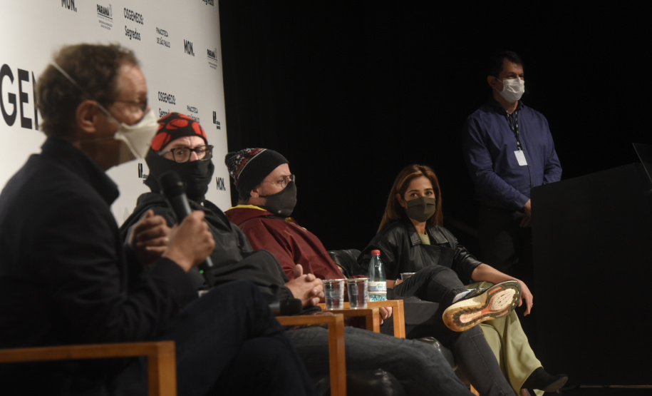 Foi no auditório do Museu Oscar Niemeyer que os irmãos Gustavo Pandolfo e Otávio Pandolfo, OSGEMEOS, receberam a imprensa para uma entrevista coletiva nesta quinta-feira (16). Acompanhados da diretora-presidente do MON, Juliana Vosnika e do curador  Pinacoteca de São Paulo, Jochen Voltz eles falaram sobre a carreira e a organização da exposição que entra em cartaz neste sábado (18). Foto: Kraw Penas/SECC