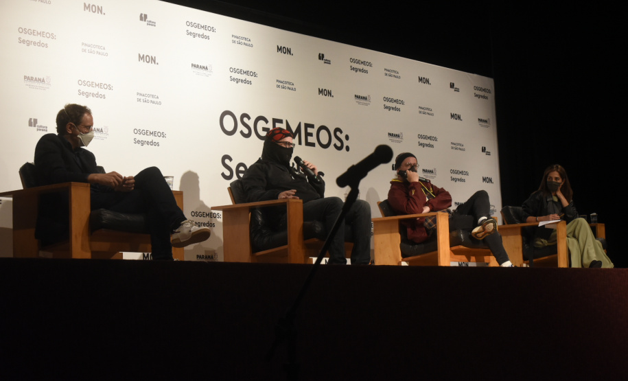 Foi no auditório do Museu Oscar Niemeyer que os irmãos Gustavo Pandolfo e Otávio Pandolfo, OSGEMEOS, receberam a imprensa para uma entrevista coletiva nesta quinta-feira (16). Acompanhados da diretora-presidente do MON, Juliana Vosnika e do curador  Pinacoteca de São Paulo, Jochen Voltz eles falaram sobre a carreira e a organização da exposição que entra em cartaz neste sábado (18). Foto: Kraw Penas/SECC