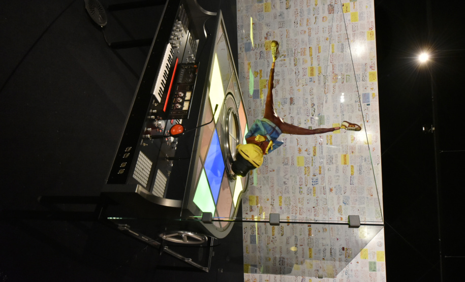 Foi no auditório do Museu Oscar Niemeyer que os irmãos Gustavo Pandolfo e Otávio Pandolfo, OSGEMEOS, receberam a imprensa para uma entrevista coletiva nesta quinta-feira (16). Acompanhados da diretora-presidente do MON, Juliana Vosnika e do curador  Pinacoteca de São Paulo, Jochen Voltz eles falaram sobre a carreira e a organização da exposição que entra em cartaz neste sábado (18). Foto: Kraw Penas/SECC