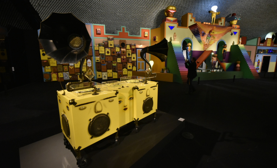 Foi no auditório do Museu Oscar Niemeyer que os irmãos Gustavo Pandolfo e Otávio Pandolfo, OSGEMEOS, receberam a imprensa para uma entrevista coletiva nesta quinta-feira (16). Acompanhados da diretora-presidente do MON, Juliana Vosnika e do curador  Pinacoteca de São Paulo, Jochen Voltz eles falaram sobre a carreira e a organização da exposição que entra em cartaz neste sábado (18). Foto: Kraw Penas/SECC