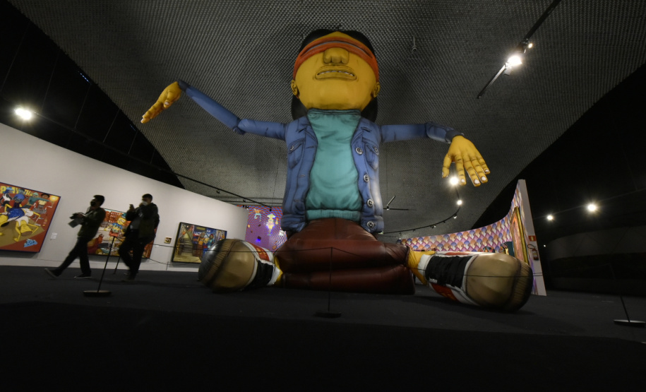 Foi no auditório do Museu Oscar Niemeyer que os irmãos Gustavo Pandolfo e Otávio Pandolfo, OSGEMEOS, receberam a imprensa para uma entrevista coletiva nesta quinta-feira (16). Acompanhados da diretora-presidente do MON, Juliana Vosnika e do curador  Pinacoteca de São Paulo, Jochen Voltz eles falaram sobre a carreira e a organização da exposição que entra em cartaz neste sábado (18). Foto: Kraw Penas/SECC