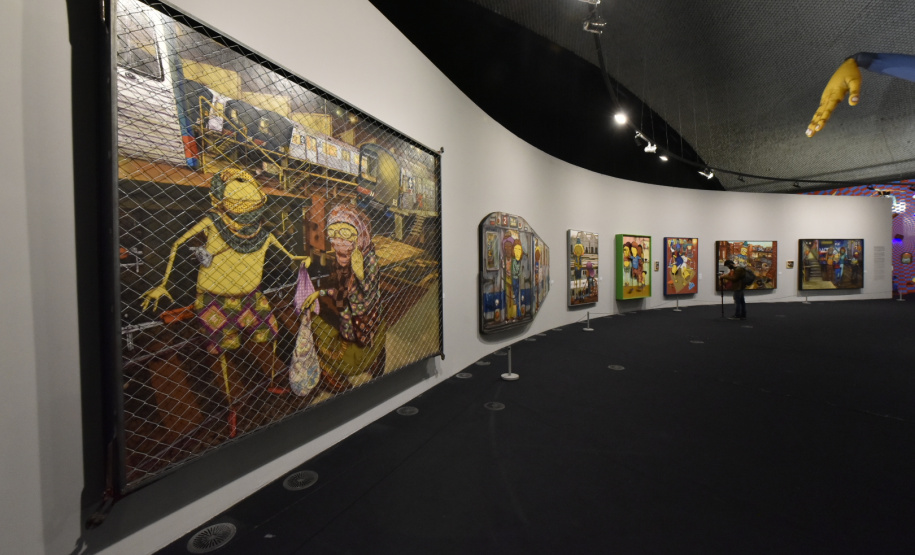 Foi no auditório do Museu Oscar Niemeyer que os irmãos Gustavo Pandolfo e Otávio Pandolfo, OSGEMEOS, receberam a imprensa para uma entrevista coletiva nesta quinta-feira (16). Acompanhados da diretora-presidente do MON, Juliana Vosnika e do curador  Pinacoteca de São Paulo, Jochen Voltz eles falaram sobre a carreira e a organização da exposição que entra em cartaz neste sábado (18). Foto: Kraw Penas/SECC