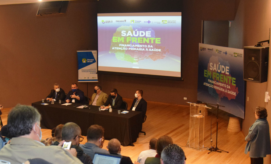 A política da atenção primária à saúde no contexto da pandemia da Covid-19 foi discutida com a Secretaria de Estado da Saúde e representantes do Ministério da Saúde nesta quinta-feira (16), durante a oficina Previne Brasil, com a presença do secretário de Atenção Primária à Saúde do órgão federal, Raphael Câmara Medeiros Parente.  -  Curitiba, 16/09/2021  -  Foto: Américo Antonio/SESA