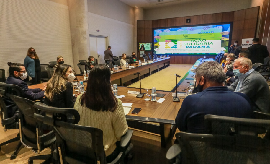 Representantes das três entidades sociais vencedoras do Prêmio Ação Solidária Paraná de 2020 foram recebidos no Palácio Iguaçu, nesta quinta-feira (16), para a entrega do troféu e certificado de reconhecimento da competição de solidariedade promovida pelo Governo do Estado