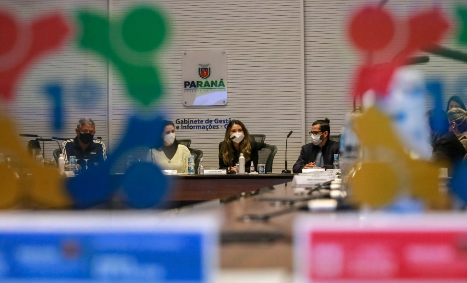 Representantes das três entidades sociais vencedoras do Prêmio Ação Solidária Paraná de 2020 foram recebidos no Palácio Iguaçu, nesta quinta-feira (16), para a entrega do troféu e certificado de reconhecimento da competição de solidariedade promovida pelo Governo do Estado