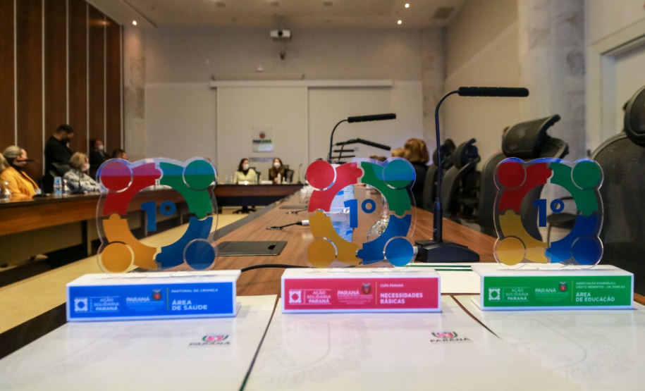 Representantes das três entidades sociais vencedoras do Prêmio Ação Solidária Paraná de 2020 foram recebidos no Palácio Iguaçu, nesta quinta-feira (16), para a entrega do troféu e certificado de reconhecimento da competição de solidariedade promovida pelo Governo do Estado