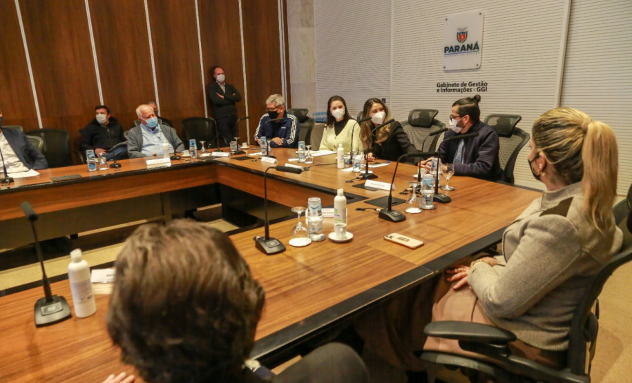 Representantes das três entidades sociais vencedoras do Prêmio Ação Solidária Paraná de 2020 foram recebidos no Palácio Iguaçu, nesta quinta-feira (16), para a entrega do troféu e certificado de reconhecimento da competição de solidariedade promovida pelo Governo do Estado