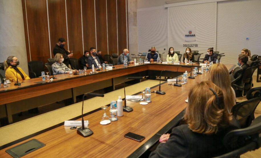 Representantes das três entidades sociais vencedoras do Prêmio Ação Solidária Paraná de 2020 foram recebidos no Palácio Iguaçu, nesta quinta-feira (16), para a entrega do troféu e certificado de reconhecimento da competição de solidariedade promovida pelo Governo do Estado