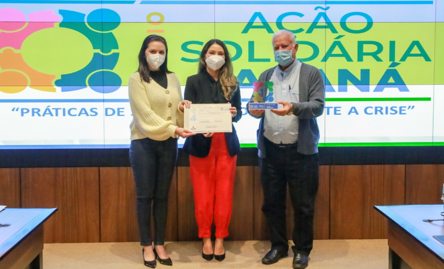 Representantes das três entidades sociais vencedoras do Prêmio Ação Solidária Paraná de 2020 foram recebidos no Palácio Iguaçu, nesta quinta-feira (16), para a entrega do troféu e certificado de reconhecimento da competição de solidariedade promovida pelo Governo do Estado