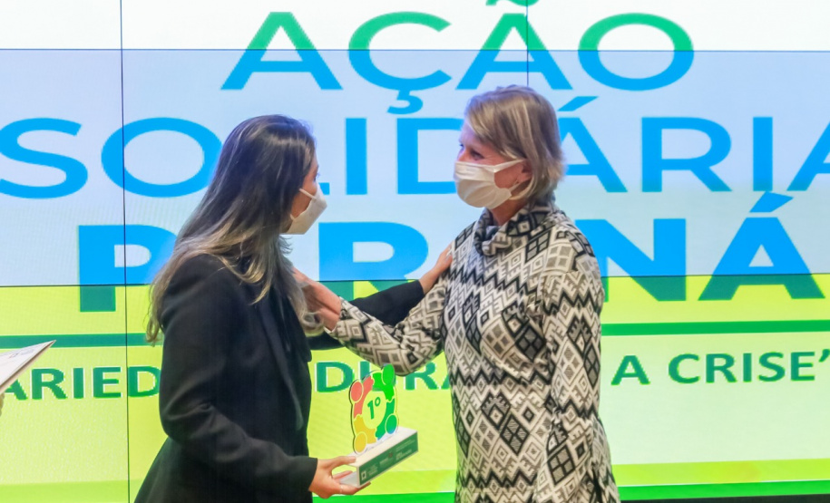 Representantes das três entidades sociais vencedoras do Prêmio Ação Solidária Paraná de 2020 foram recebidos no Palácio Iguaçu, nesta quinta-feira (16), para a entrega do troféu e certificado de reconhecimento da competição de solidariedade promovida pelo Governo do Estado