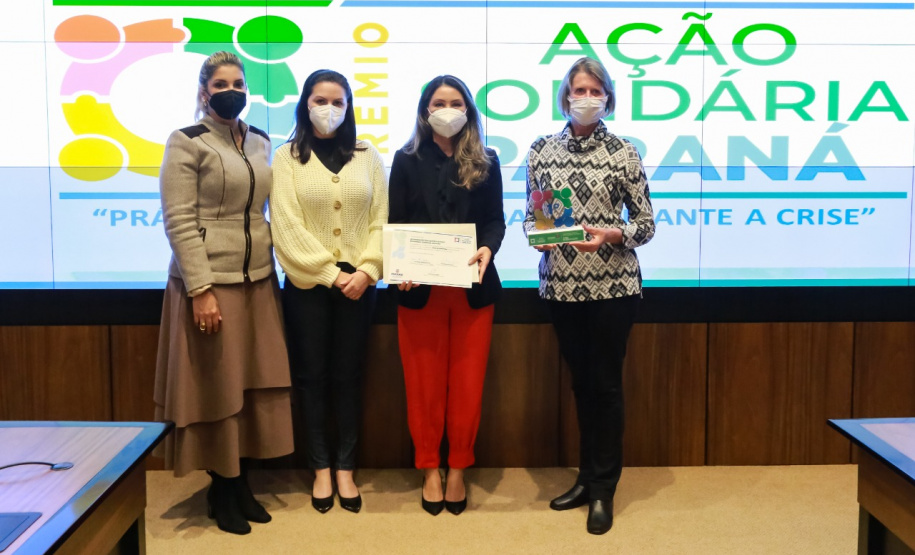 Representantes das três entidades sociais vencedoras do Prêmio Ação Solidária Paraná de 2020 foram recebidos no Palácio Iguaçu, nesta quinta-feira (16), para a entrega do troféu e certificado de reconhecimento da competição de solidariedade promovida pelo Governo do Estado
