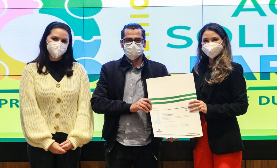Representantes das três entidades sociais vencedoras do Prêmio Ação Solidária Paraná de 2020 foram recebidos no Palácio Iguaçu, nesta quinta-feira (16), para a entrega do troféu e certificado de reconhecimento da competição de solidariedade promovida pelo Governo do Estado