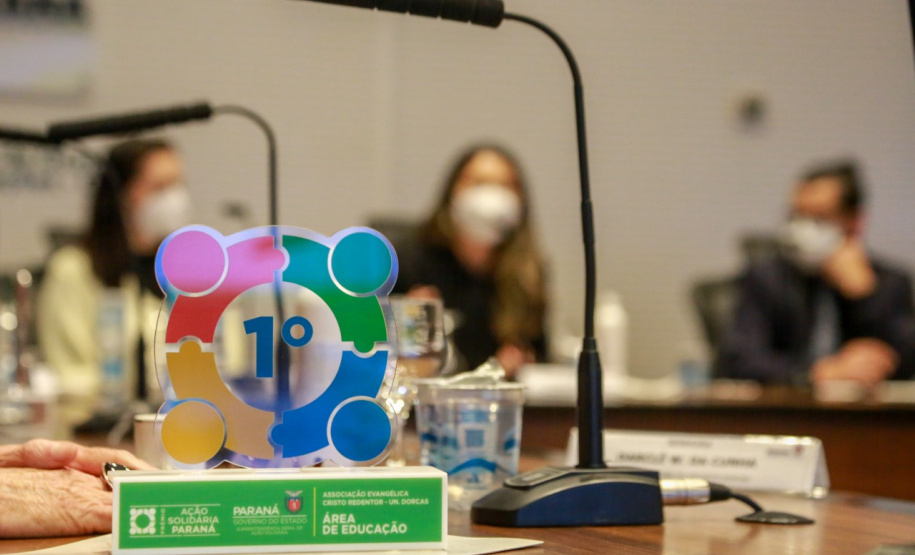 Representantes das três entidades sociais vencedoras do Prêmio Ação Solidária Paraná de 2020 foram recebidos no Palácio Iguaçu, nesta quinta-feira (16), para a entrega do troféu e certificado de reconhecimento da competição de solidariedade promovida pelo Governo do Estado