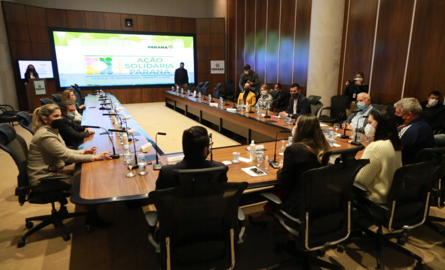 Representantes das três entidades sociais vencedoras do Prêmio Ação Solidária Paraná de 2020 foram recebidos no Palácio Iguaçu, nesta quinta-feira (16), para a entrega do troféu e certificado de reconhecimento da competição de solidariedade promovida pelo Governo do Estado