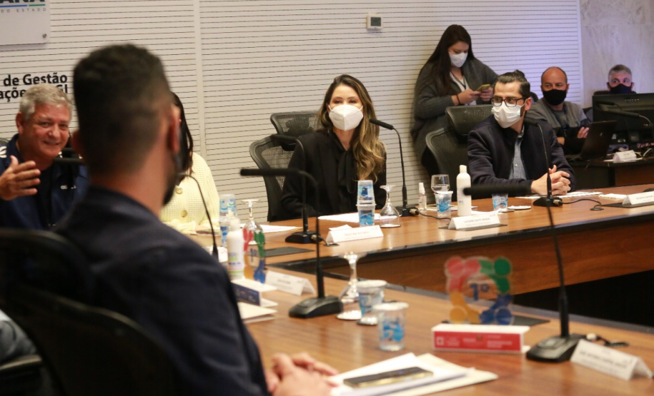 Representantes das três entidades sociais vencedoras do Prêmio Ação Solidária Paraná de 2020 foram recebidos no Palácio Iguaçu, nesta quinta-feira (16), para a entrega do troféu e certificado de reconhecimento da competição de solidariedade promovida pelo Governo do Estado