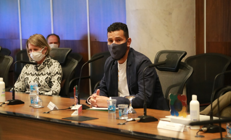 Representantes das três entidades sociais vencedoras do Prêmio Ação Solidária Paraná de 2020 foram recebidos no Palácio Iguaçu, nesta quinta-feira (16), para a entrega do troféu e certificado de reconhecimento da competição de solidariedade promovida pelo Governo do Estado