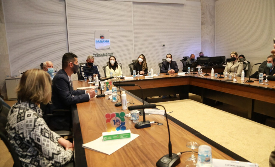 Representantes das três entidades sociais vencedoras do Prêmio Ação Solidária Paraná de 2020 foram recebidos no Palácio Iguaçu, nesta quinta-feira (16), para a entrega do troféu e certificado de reconhecimento da competição de solidariedade promovida pelo Governo do Estado