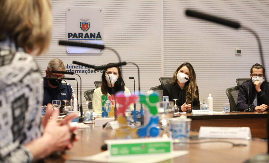 Representantes das três entidades sociais vencedoras do Prêmio Ação Solidária Paraná de 2020 foram recebidos no Palácio Iguaçu, nesta quinta-feira (16), para a entrega do troféu e certificado de reconhecimento da competição de solidariedade promovida pelo Governo do Estado