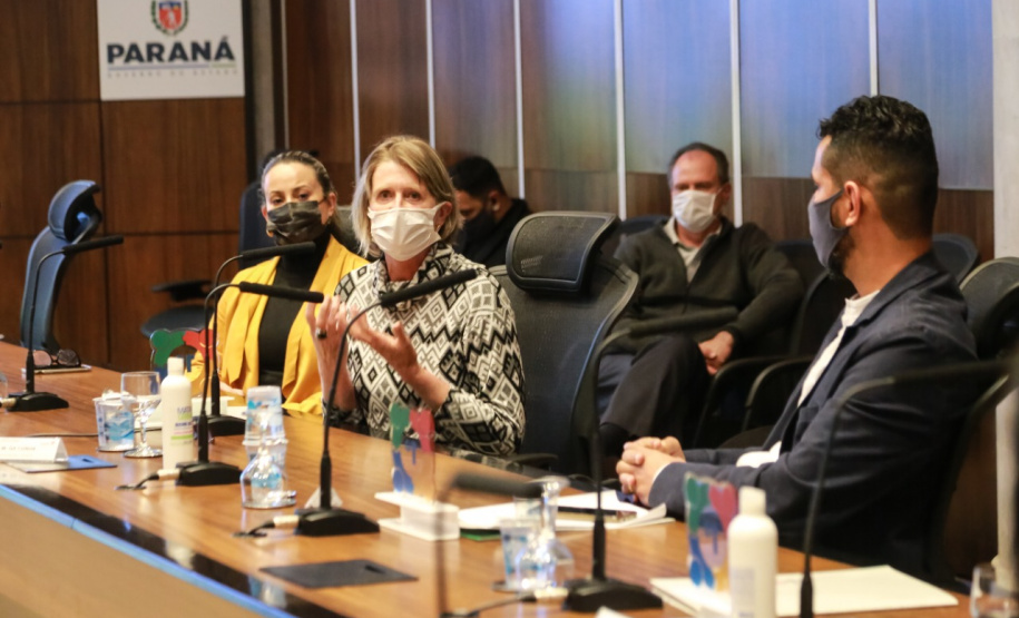 Representantes das três entidades sociais vencedoras do Prêmio Ação Solidária Paraná de 2020 foram recebidos no Palácio Iguaçu, nesta quinta-feira (16), para a entrega do troféu e certificado de reconhecimento da competição de solidariedade promovida pelo Governo do Estado