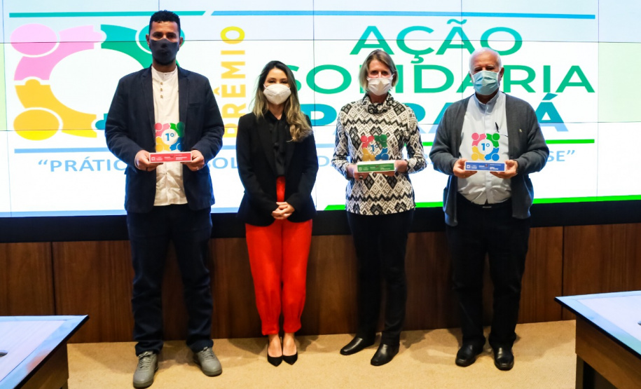 Representantes das três entidades sociais vencedoras do Prêmio Ação Solidária Paraná de 2020 foram recebidos no Palácio Iguaçu, nesta quinta-feira (16), para a entrega do troféu e certificado de reconhecimento da competição de solidariedade promovida pelo Governo do Estado