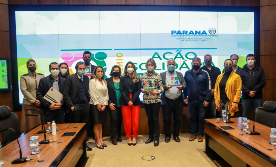 Representantes das três entidades sociais vencedoras do Prêmio Ação Solidária Paraná de 2020 foram recebidos no Palácio Iguaçu, nesta quinta-feira (16), para a entrega do troféu e certificado de reconhecimento da competição de solidariedade promovida pelo Governo do Estado
