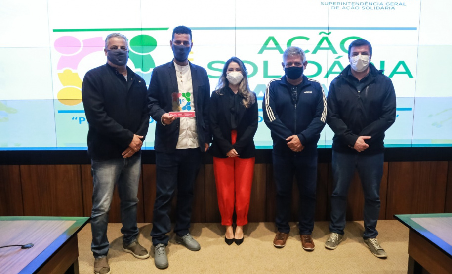 Representantes das três entidades sociais vencedoras do Prêmio Ação Solidária Paraná de 2020 foram recebidos no Palácio Iguaçu, nesta quinta-feira (16), para a entrega do troféu e certificado de reconhecimento da competição de solidariedade promovida pelo Governo do Estado
