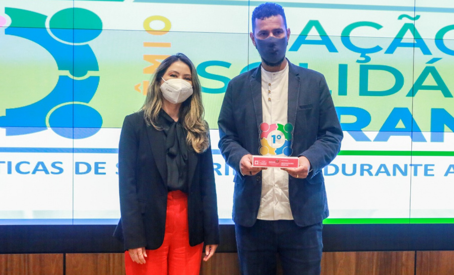 Representantes das três entidades sociais vencedoras do Prêmio Ação Solidária Paraná de 2020 foram recebidos no Palácio Iguaçu, nesta quinta-feira (16), para a entrega do troféu e certificado de reconhecimento da competição de solidariedade promovida pelo Governo do Estado