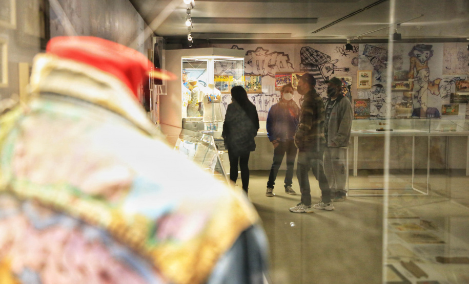 Governador Carlos Massa Ratinho Junior participa da abertura da exposição retrospectiva da carreira dos irmãos Gustavo e Otávio Pandolfo, OSGEMEOS , no Museu Oscar Niemeyer - Curitiba, 16/09/2021 - Foto: José Fernando Ogura/AEN