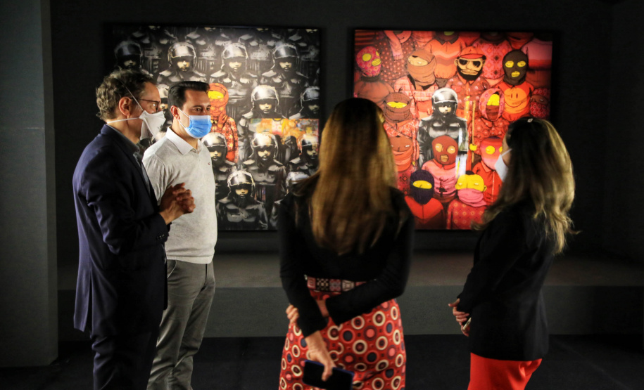 Governador Carlos Massa Ratinho Junior participa da abertura da exposição retrospectiva da carreira dos irmãos Gustavo e Otávio Pandolfo, OSGEMEOS , no Museu Oscar Niemeyer - Curitiba, 16/09/2021 - Foto: José Fernando Ogura/AEN