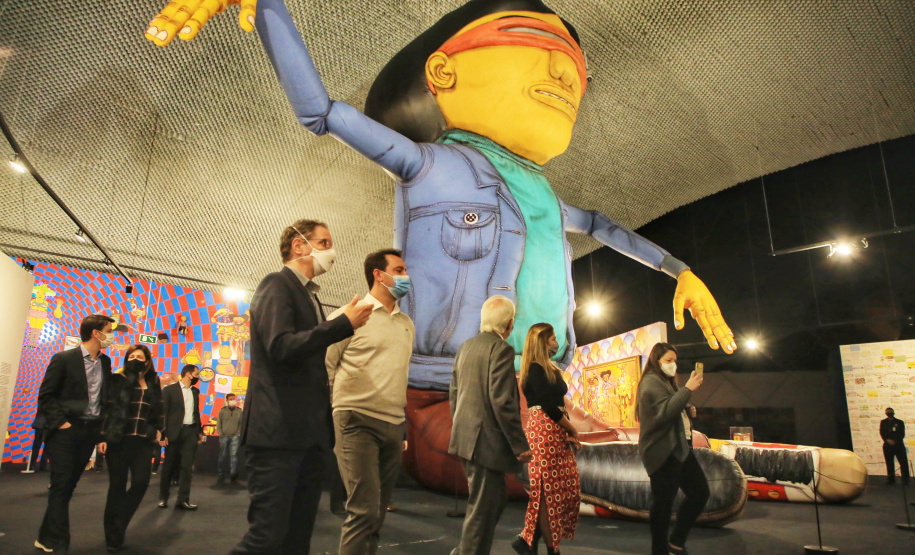 Governador Carlos Massa Ratinho Junior participa da abertura da exposição retrospectiva da carreira dos irmãos Gustavo e Otávio Pandolfo, OSGEMEOS , no Museu Oscar Niemeyer - Curitiba, 16/09/2021 - Foto: José Fernando Ogura/AEN