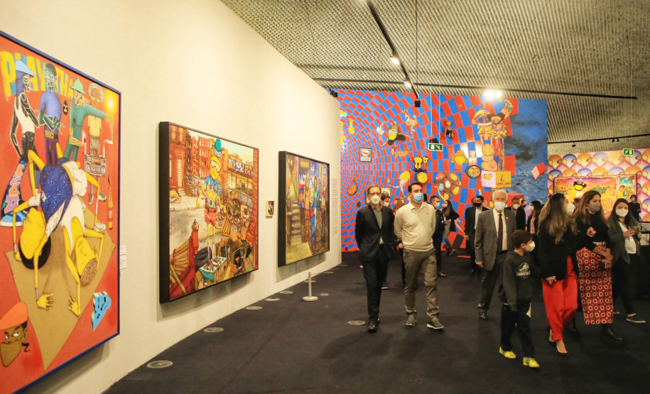 Governador Carlos Massa Ratinho Junior participa da abertura da exposição retrospectiva da carreira dos irmãos Gustavo e Otávio Pandolfo, OSGEMEOS , no Museu Oscar Niemeyer - Curitiba, 16/09/2021 - Foto: José Fernando Ogura/AEN