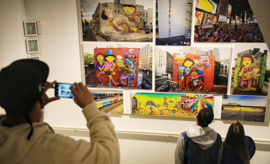 Governador Carlos Massa Ratinho Junior participa da abertura da exposição retrospectiva da carreira dos irmãos Gustavo e Otávio Pandolfo, OSGEMEOS , no Museu Oscar Niemeyer - Curitiba, 16/09/2021 - Foto: José Fernando Ogura/AEN