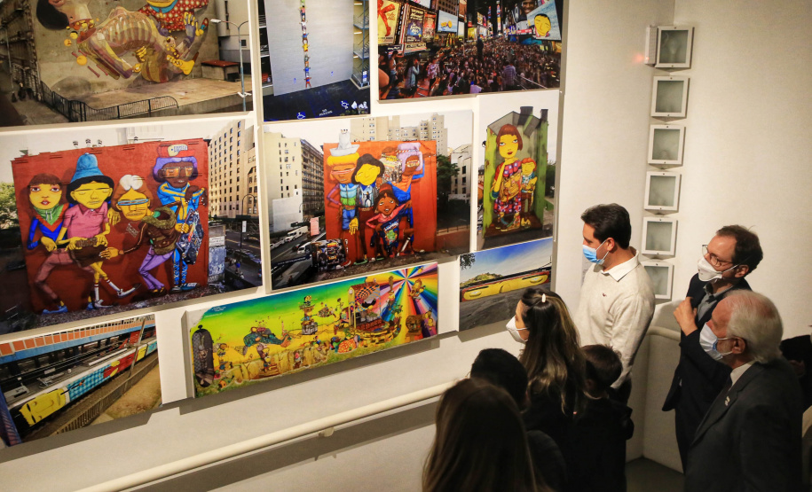 Governador Carlos Massa Ratinho Junior participa da abertura da exposição retrospectiva da carreira dos irmãos Gustavo e Otávio Pandolfo, OSGEMEOS , no Museu Oscar Niemeyer - Curitiba, 16/09/2021 - Foto: José Fernando Ogura/AEN