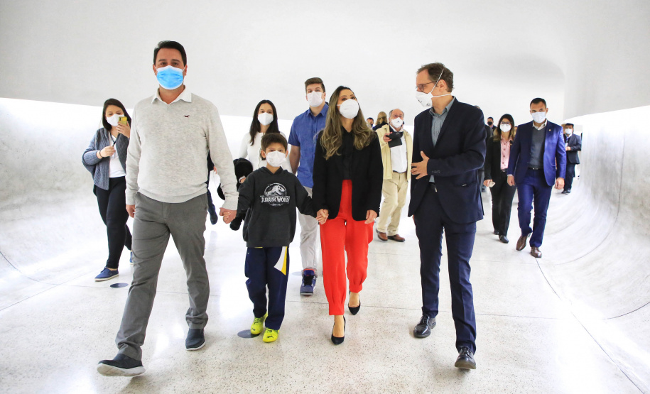 Governador Carlos Massa Ratinho Junior participa da abertura da exposição retrospectiva da carreira dos irmãos Gustavo e Otávio Pandolfo, OSGEMEOS , no Museu Oscar Niemeyer - Curitiba, 16/09/2021 - Foto: José Fernando Ogura/AEN