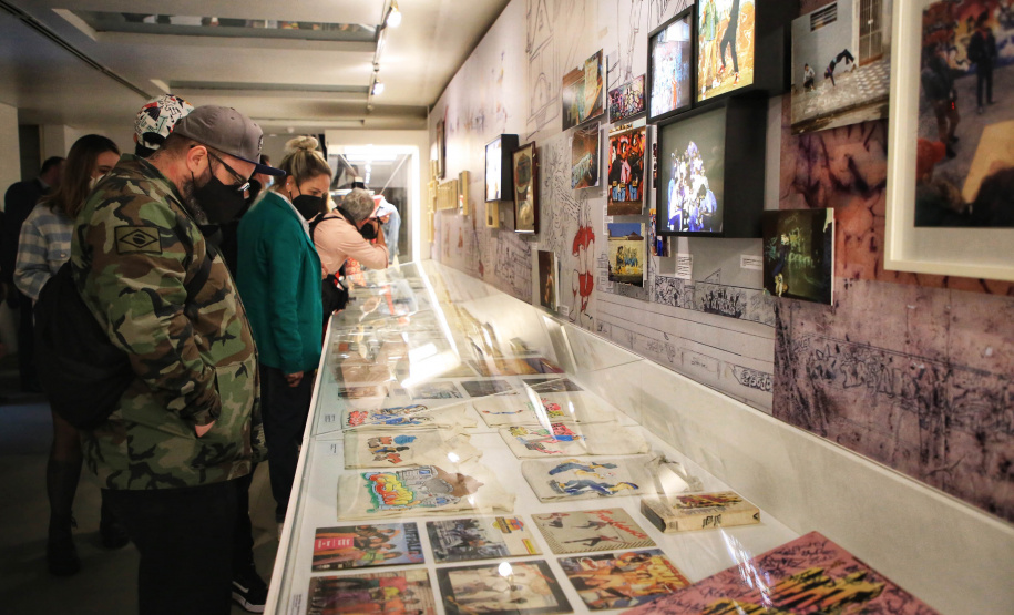 Governador Carlos Massa Ratinho Junior participa da abertura da exposição retrospectiva da carreira dos irmãos Gustavo e Otávio Pandolfo, OSGEMEOS , no Museu Oscar Niemeyer - Curitiba, 16/09/2021 - Foto: José Fernando Ogura/AEN