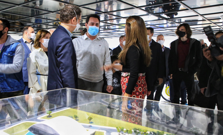 Governador Carlos Massa Ratinho Junior participa da abertura da exposição retrospectiva da carreira dos irmãos Gustavo e Otávio Pandolfo, OSGEMEOS , no Museu Oscar Niemeyer - Curitiba, 16/09/2021 - Foto: José Fernando Ogura/AEN