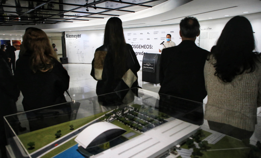 Governador Carlos Massa Ratinho Junior participa da abertura da exposição retrospectiva da carreira dos irmãos Gustavo e Otávio Pandolfo, OSGEMEOS , no Museu Oscar Niemeyer - Curitiba, 16/09/2021 - Foto: José Fernando Ogura/AEN