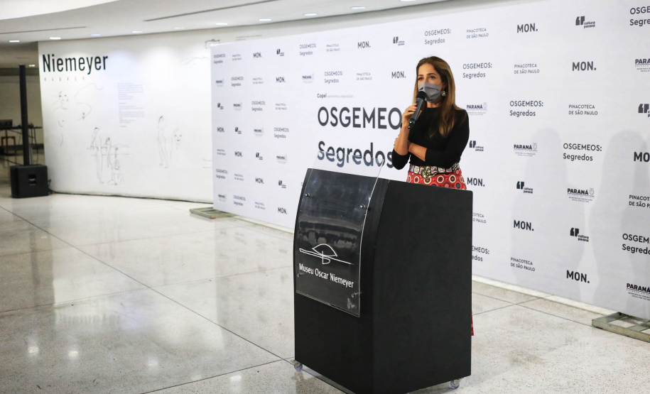 Governador Carlos Massa Ratinho Junior participa da abertura da exposição retrospectiva da carreira dos irmãos Gustavo e Otávio Pandolfo, OSGEMEOS , no Museu Oscar Niemeyer - Na foto, a presidente do Museu Oscar Niemeyer, Juliana Vosnika - Curitiba, 16/09/2021 - Foto: José Fernando Ogura/AEN