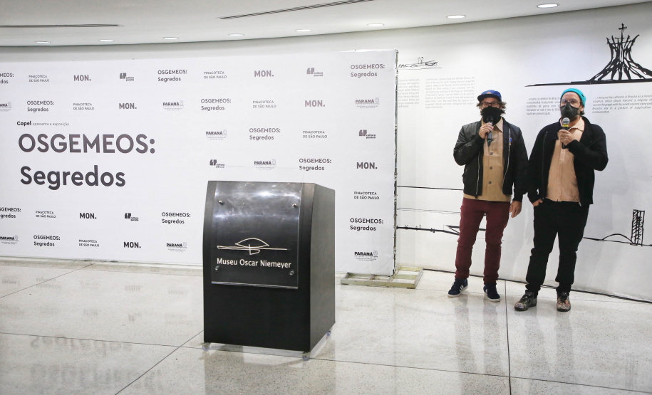 Governador Carlos Massa Ratinho Junior participa da abertura da exposição retrospectiva da carreira dos irmãos Gustavo e Otávio Pandolfo, OSGEMEOS , no Museu Oscar Niemeyer - Na foto, os irmãos Pandolfo - Curitiba, 16/09/2021 - Foto: José Fernando Ogura/AEN