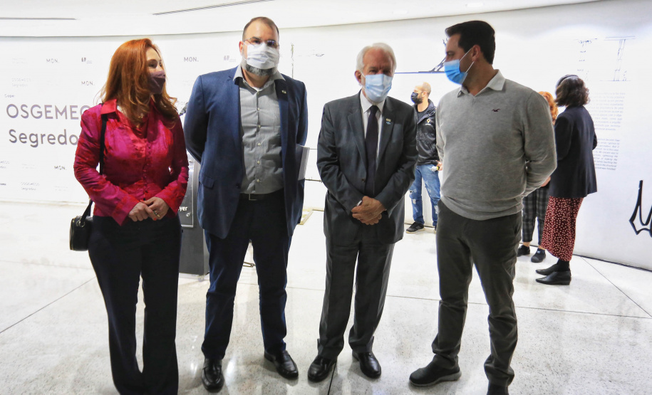 Governador Carlos Massa Ratinho Junior participa da abertura da exposição retrospectiva da carreira dos irmãos Gustavo e Otávio Pandolfo, OSGEMEOS , no Museu Oscar Niemeyer - Curitiba, 16/09/2021 - Foto: José Fernando Ogura/AEN