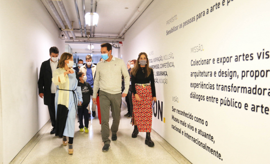 Governador Carlos Massa Ratinho Junior participa da abertura da exposição retrospectiva da carreira dos irmãos Gustavo e Otávio Pandolfo, OSGEMEOS , no Museu Oscar Niemeyer - Curitiba, 16/09/2021 - Foto: José Fernando Ogura/AEN