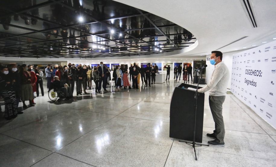 Governador Carlos Massa Ratinho Junior participa da abertura da exposição retrospectiva da carreira dos irmãos Gustavo e Otávio Pandolfo, OSGEMEOS , no Museu Oscar Niemeyer - Curitiba, 16/09/2021 - Foto: José Fernando Ogura/AEN