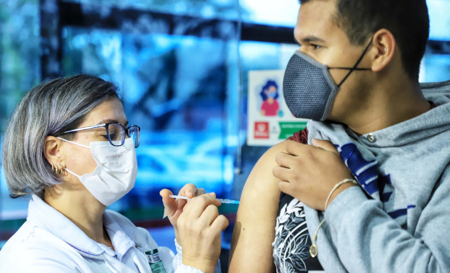 Vacinação contra a Covid-19 avança e Paraná passa de 12 milhões de doses aplicadas. Foto: José Fernando Ogura/AEN