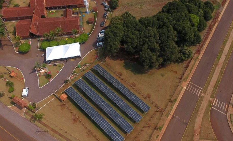 Secretários de Estado participaram, nesta quinta-feira (17), da inauguração da Usina Fotovoltaica Nelson Paludo, em Assis Chateaubriand. O chefe da Casa Civil, Guto Silva, e os secretários de Estado do Desenvolvimento Sustentável e do Turismo, Márcio Nunes, e da Agricultura e do Abastecimento, Norberto Ortigara, destacaram os benefícios de uma usina solar para os agricultores e também ao meio ambiente.  -  Assis Chateaubriand, 17/09/2021  -  Foto: SEDEST