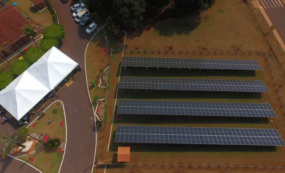 Secretários de Estado participaram, nesta quinta-feira (17), da inauguração da Usina Fotovoltaica Nelson Paludo, em Assis Chateaubriand. O chefe da Casa Civil, Guto Silva, e os secretários de Estado do Desenvolvimento Sustentável e do Turismo, Márcio Nunes, e da Agricultura e do Abastecimento, Norberto Ortigara, destacaram os benefícios de uma usina solar para os agricultores e também ao meio ambiente.  -  Assis Chateaubriand, 17/09/2021  -  Foto: SEDEST