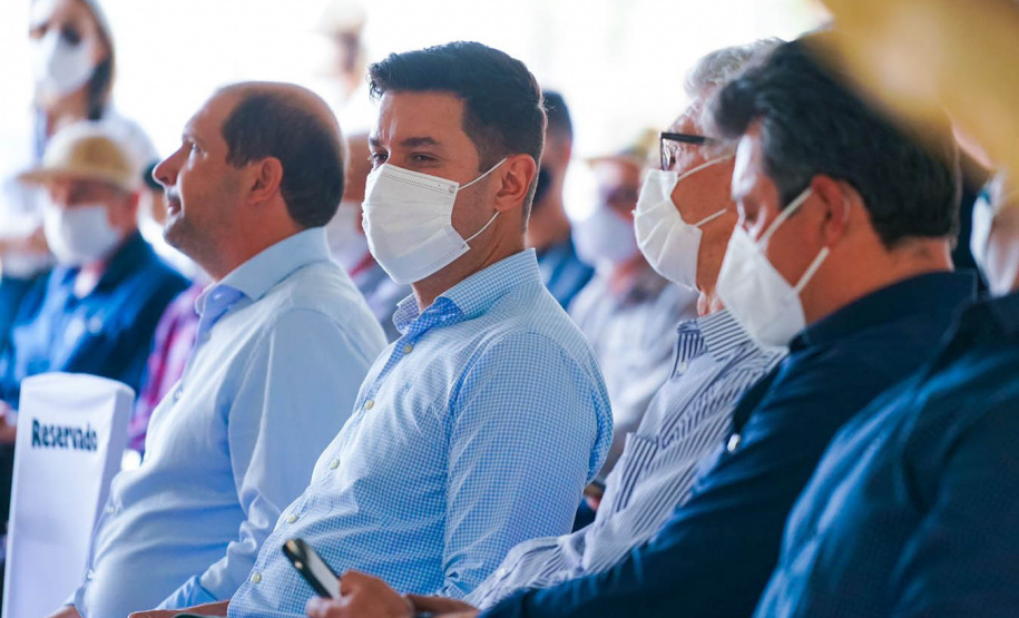 Secretários de Estado participaram, nesta quinta-feira (17), da inauguração da Usina Fotovoltaica Nelson Paludo, em Assis Chateaubriand. O chefe da Casa Civil, Guto Silva, e os secretários de Estado do Desenvolvimento Sustentável e do Turismo, Márcio Nunes, e da Agricultura e do Abastecimento, Norberto Ortigara, destacaram os benefícios de uma usina solar para os agricultores e também ao meio ambiente.  -  Assis Chateaubriand, 17/09/2021  -  Foto: SEDEST