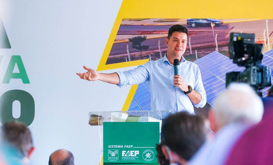 Secretários de Estado participaram, nesta quinta-feira (17), da inauguração da Usina Fotovoltaica Nelson Paludo, em Assis Chateaubriand. O chefe da Casa Civil, Guto Silva, e os secretários de Estado do Desenvolvimento Sustentável e do Turismo, Márcio Nunes, e da Agricultura e do Abastecimento, Norberto Ortigara, destacaram os benefícios de uma usina solar para os agricultores e também ao meio ambiente.  -  Assis Chateaubriand, 17/09/2021  -  Foto: SEDEST